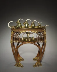Tablett mit Sahnekrug, Zuckerdose mit Deckel, Teekanne, Heißwasserkanne und Tablett, ausgeführt von Adrien-Aurélien Hebrard, und Tisch, ca. 1907