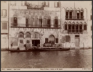 Da Mosto-Palast und die Fähre SS Apostoli