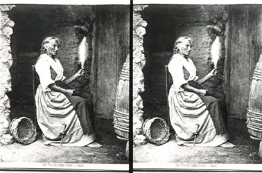 Alte Frau beim Spinnen, Capri, ca. 1865 (s/w Foto)