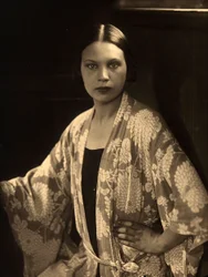 Halbporträt von Wanda Wulz im Kimono