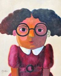 Verspieltes Mädchen mit Brille