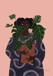 Frau hält Monstera-Pflanze