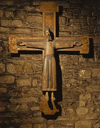 Christus am Kreuz, vollständig bekleidet