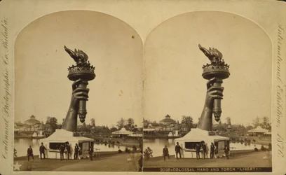 Kolossale Hand und Fackel der "Freiheit" auf der Centennial-Ausstellung in Philadelphia