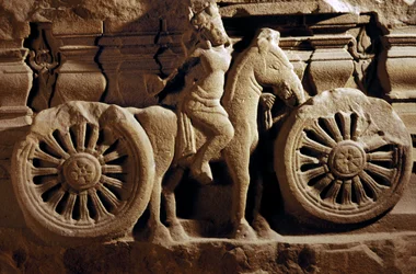 Sockelfragment eines Reiters und Streitwagens aus Khuong My