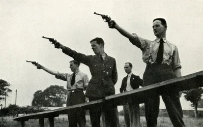 Revolverübungen an der Elementary Flying Training School, 1941