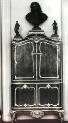 Schrank mit einer Büste von Louis von Orléans (1703-52)