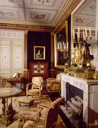 Der Besuchersalon und das linke Porträt von Königin Hortense, Schloss Malmaison in Rueil-Malmaison