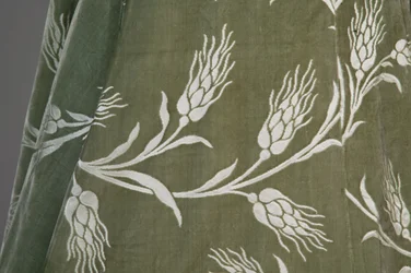 Bertha Palmers Abendmantel, ca. 1902 (Detailansicht des Stoffes). Seidensatin mit geschnittenem Samt im Weizenmuster, Metallfaden-Spitze, Seiden-Metall-Quasten. Worth, Paris.
