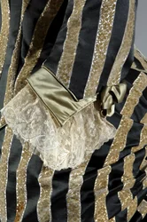 Abendkleid, ca.1884 (Detailansicht des Arms). Seidensatin und geschnittener Samt, Spitze, Seidenfadenquasten und Fransen. Charles Frederick Worth, Frankreich.