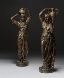 Zwei bronzene Fackelträger in Form von indischen Frauen, die Vasen tragen, 1862-1865