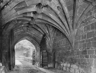 Alte Gewölbe und Holztore