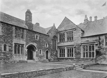 Nordwest-Ecke des Hofes