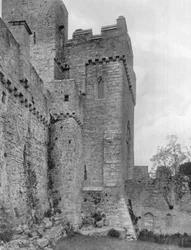 Äußeres Torhaus und Vorhangmauer, die aus dem Graben aufsteigt