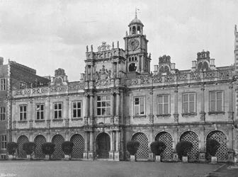 Südfront, die Länge der langen Galerie zeigend