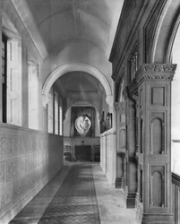 Treppenabstieg, Westkorridor