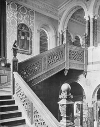 Die durchbrochenen Balustraden der großen Treppe