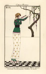 Frau in einem bedruckten und bestickten Etuikleid