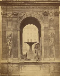[Unbekannter Mann, der in der Fontaine des Innocents posiert]
