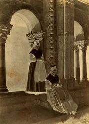 Arlesierinnen im Kreuzgang von Saint-Trophime „Arles“