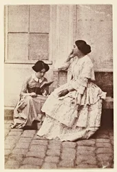 Frauen in einem Innenhof