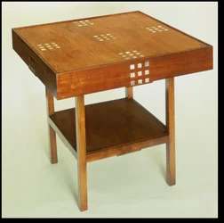 Tisch mit Perlmutt-Einlage, 1918 (gebeiztes Mahagoniholz mit Perlmutt-Einlage)