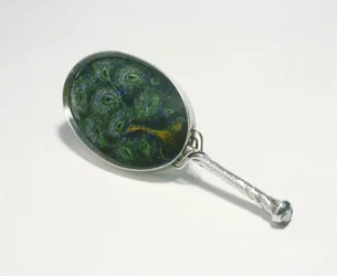 Handspiegel mit Pfauendesign, emailliert von William Mark, hergestellt von der Guild of Handicraft, 1903