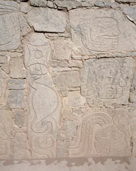 Präkolumbianische Kunst: Relief auf Ruinen, 9. Jahrhundert v. Chr.