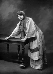 Französische Schauspielerin Jane Rosni-Derys als Sonia Randzew im Stück "Les revoltes", Paris, Foto von Cheri Rousseau und Glauth aus der französischen Zeitung "Le theatre" Dezember 1908