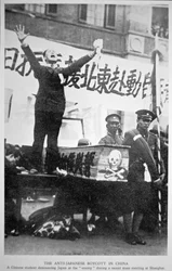 Ein chinesischer Student denunziert Japan als Feind auf einer Massenversammlung in Shanghai im Rahmen des chinesischen Anti-Japan-Boykotts von 1932