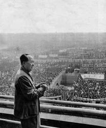 Porträt des chinesischen Staatschefs Mao Tse-Tung (Mao Zedong) (1893-1976) während der Gedenkfeier der Kommunistischen Partei. China, um 1960