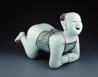 Ein chinesisches Porzellankissen in Form eines halbnackten Jungen