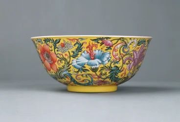 Feine Famille-Rose-Schale mit gelbem Grund, 1821-1850