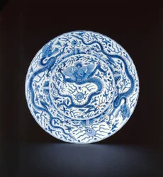 Blau-weißer Teller mit Drachen, Wanli oder Chongzheng, 1600-35 (Porzellan)