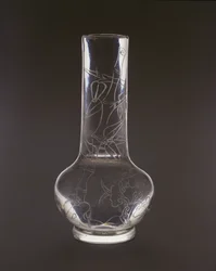 Flasche graviert mit Bambus, Lingzhi-Pilzen und Felsen, Qianlong-Marke und -Periode, 1736-95 (Glas)
