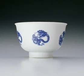 Schale, dekoriert mit Drachenrundeln, Kangxi-Zeit 1662-1722