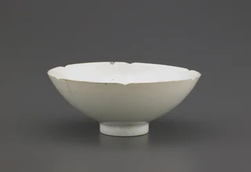 Schale mit gekerbtem Rand, Jingdezhen, Provinz Jiangzi, Nördliche oder Südliche Song-Dynastie