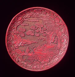 Geschnitzter Zinnoberteller, späte Yuan- bis frühe Ming-Dynastie