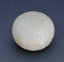 Runde Siegelpaste-Box im Guri-Lackstil mit Lingzhi-Ranken, Ming-Dynastie (weißer Stein)