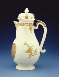 Kaffeekanne in Meissener Form, überwiegend in Gold mit den Wappen von Gustav Gabriel Loodh dekoriert, Qianlong-Periode (1736-95)