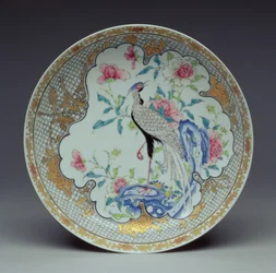 Teller, bemalt mit einem langschwänzigen Vogel, Felsen und Blumen, Yongzheng-Periode, 1725-35