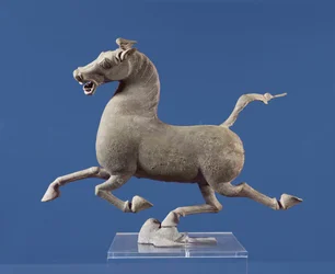 Galoppierendes Pferd mit einem Huf auf einer Schwalbe ruhend, aus dem Grab in Wu-wei, Kansu, Östliche Han-Dynastie