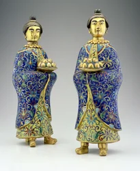 Paar weiblicher Begleiterinnen, Qianlong-Periode, 1736-95 (Cloisonné-Email)