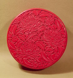 Rote Lackbox, dekoriert mit Pfingstrosen, ca. 1426-35 (Lack auf Holz)