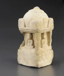 Kleine Stupa, gewölbtes Dach und buddhistische Figuren in Nischen auf allen 4 Seiten, quadratisches Podest, Periode der Teilung, 557-581