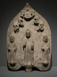 Votivstele mit einer buddhistischen Triade. Nordchina, Östliche Wei-Dynastie