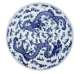 Weiße und blaue Platte mit zwei vierklauigen Drachen und stilisierten Flammen und Wolken, 1662-1722