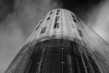 Dramatisches gebogenes Glasgebäude