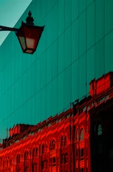 Türkisrote urbane Reflexion