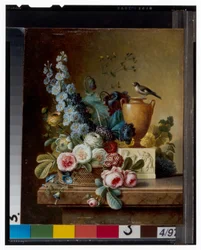 Eine Vase mit Blumen auf einem Marmorsims & Ein Korb mit Blumen und einem Stieglitz